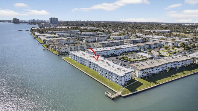 Building Photo - 100 Shore Ct