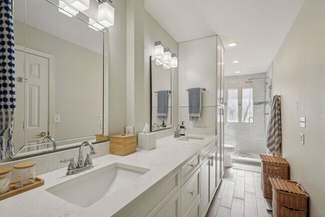 Building Photo - HALF MONTH RENT FREE!!!! GORGEOUS Brick To...