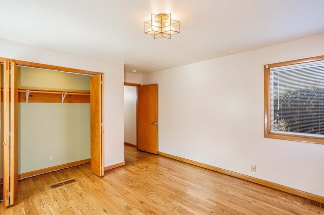 Building Photo - 1910 NE Cramer St