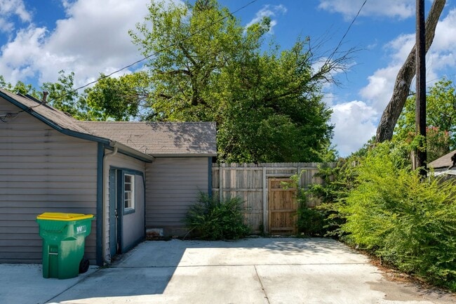 Building Photo - Cozy 3 bedroom, 1 bathroom home located in...