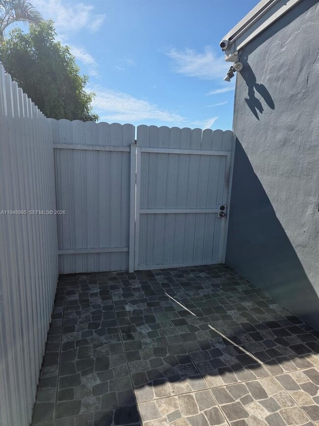 Building Photo - 367 W 33rd St