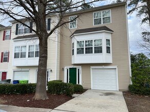 Building Photo - Beautiful Townhouse w/ 1st Floor Bedroom