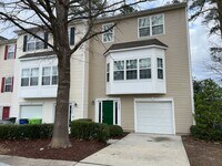 Building Photo - Beautiful Townhouse w/ 1st Floor Bedroom