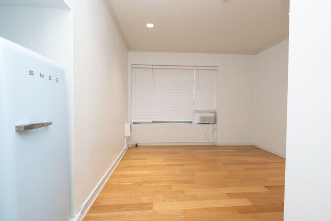 Building Photo - Updated Downtown Studio with A/C in the He...