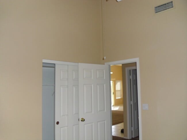 Building Photo - 3 bed 2 bath single level house in core Ch...