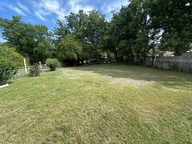 Building Photo - 137 E Jarman Dr