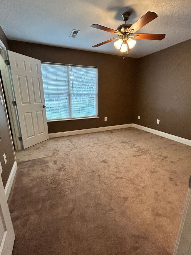 Building Photo - 310 Oak Vista Dr