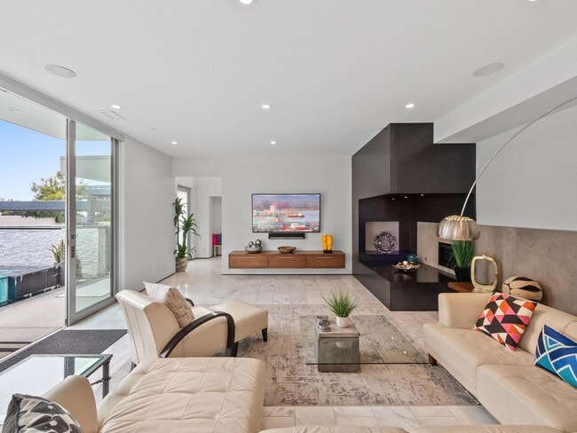 Building Photo - Solana Beach Paradise