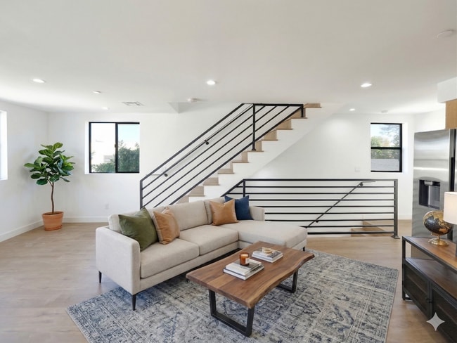 Building Photo - Massive 4 & 5 Bed Luxury Townhomes