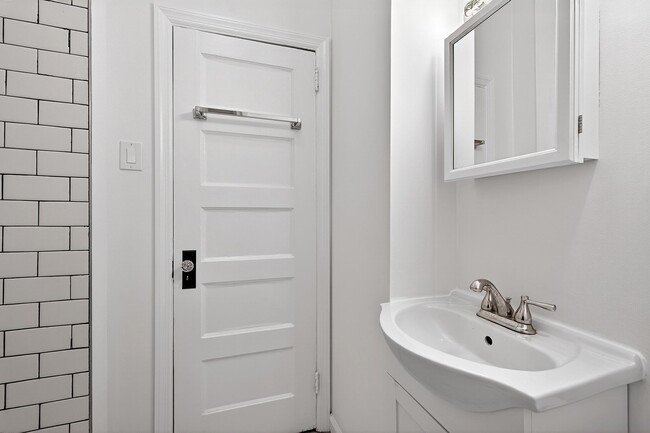 Building Photo - 133 W 28th St