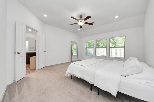 Building Photo - 1114 Bulwark