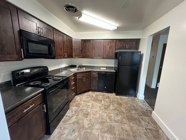 Building Photo - 2 Bed 1 bath Apartment close to downtown