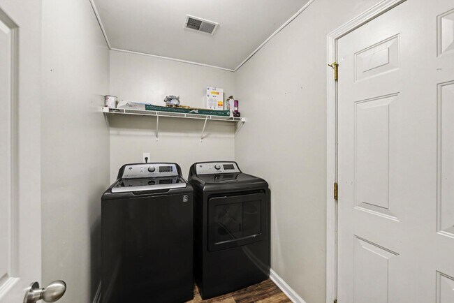 Building Photo - 109 Larkspur Dr