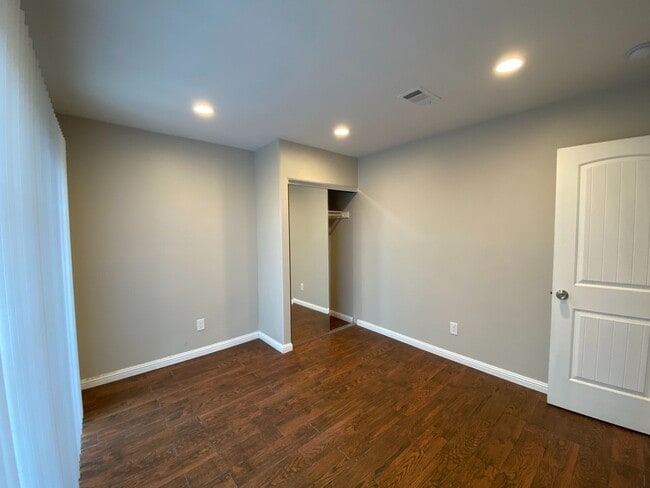 Building Photo - 4BD 2BR, Separate Backyard