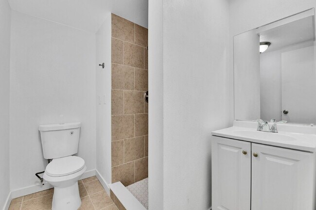 Building Photo - $1,895 - 2 Bed 2 Bath Condo in Aurora with...