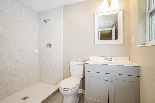 Building Photo - "Charming 3-Bed Sanctuary with Scenic Views in Floral City - 1608 Sq Ft of Comfort!"