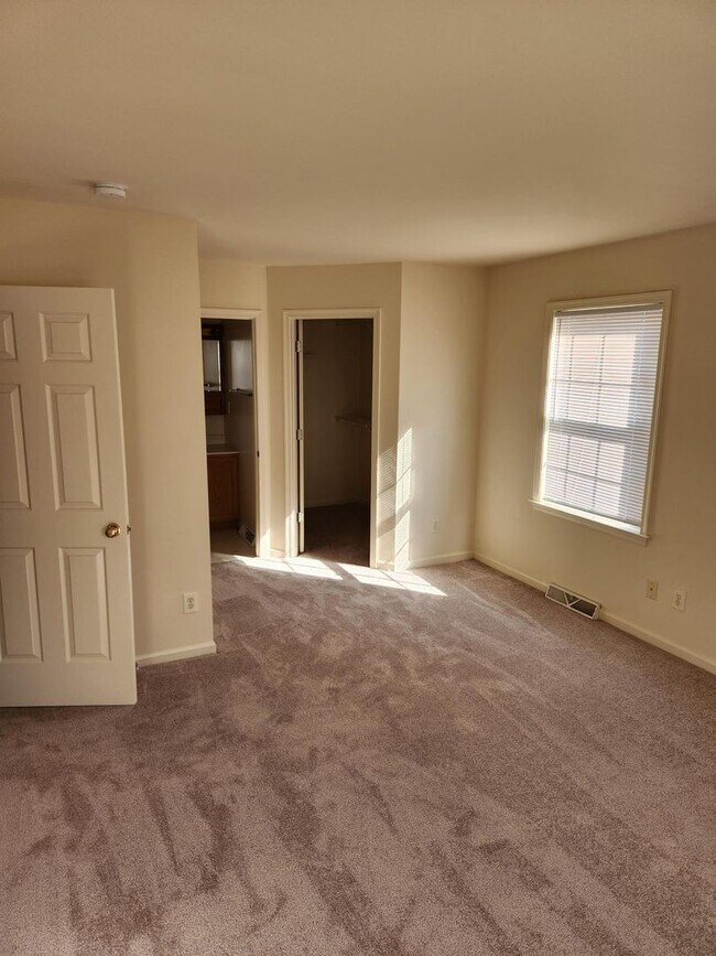 Building Photo - 3 Bedroom 2.5 Bath home with an Albemarle ...