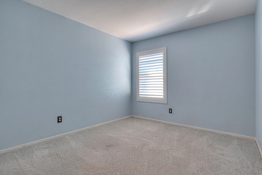 Building Photo - 725 Vista Santo Thomas