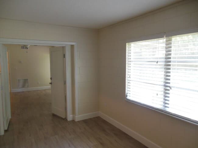 Building Photo - 404 Oakhurst St