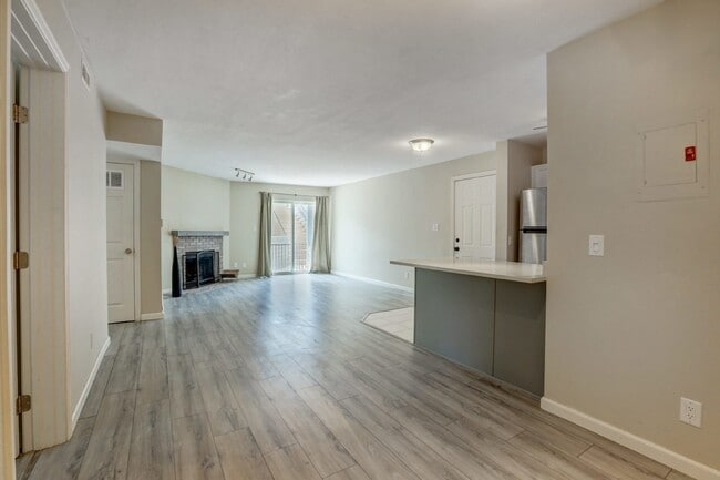 Building Photo - $1,750- 2 Bed 2 Bath Condo in Lakewood wit...