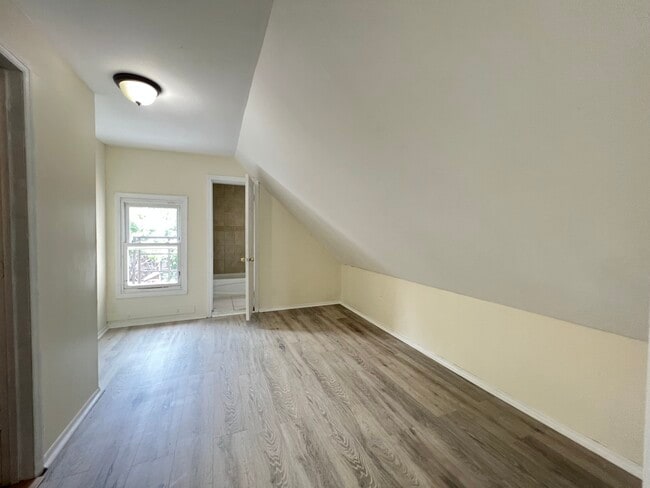 Building Photo - 608 S Park St