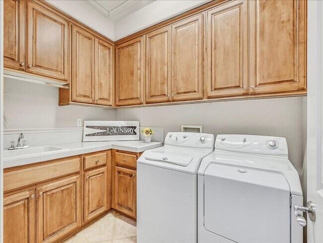 Building Photo - Luxury living in guard gated Resort Villas...