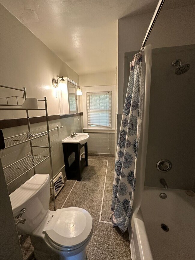 Building Photo - Fourth St 1707