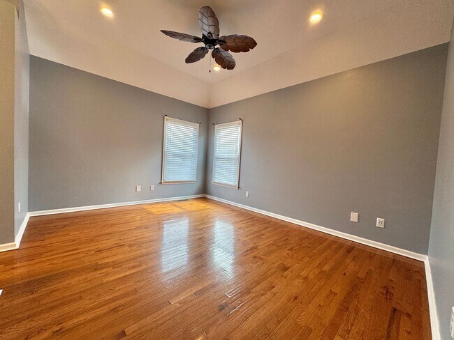 Building Photo - One-Level Living with Garage on a Cul-de-Sac in Nashville!