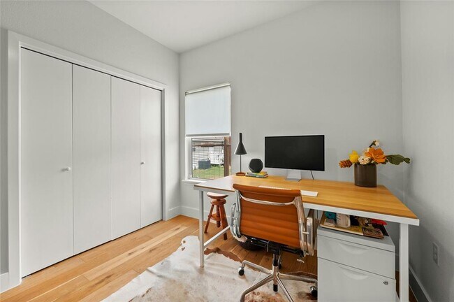 Building Photo - 602 Persimmon St