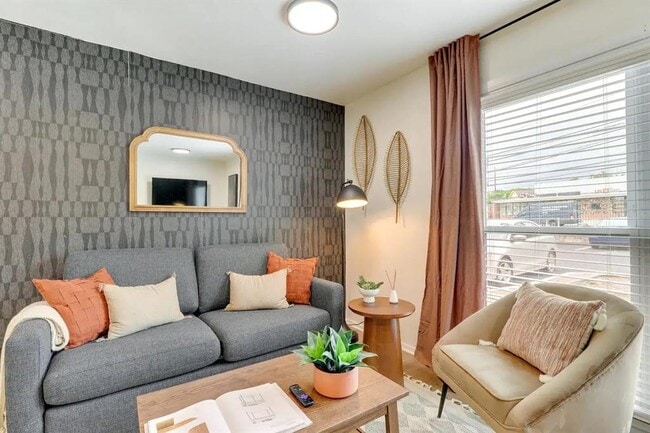 Building Photo - 2401 Manor Rd