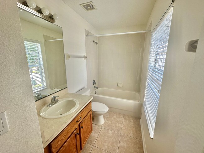 Building Photo - Orlando - 3 Bedroom, 2.5 Bathroom - $1,845.00