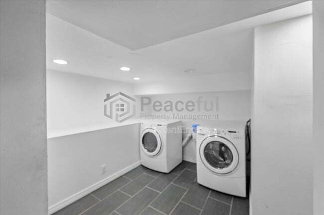 Building Photo - 662 E Redondo Ave