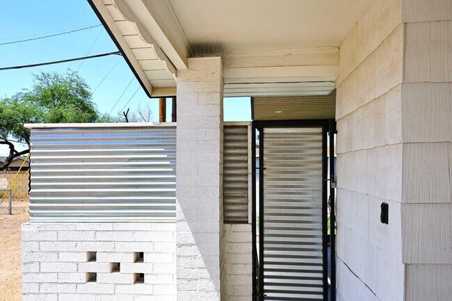 Building Photo - 716 W 11th St