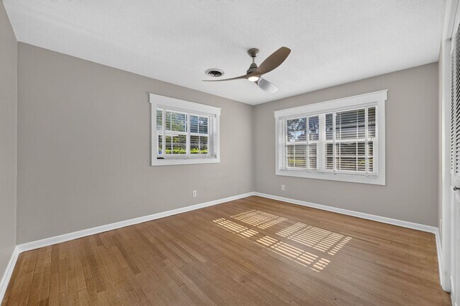 Building Photo - 677 Selkirk Dr