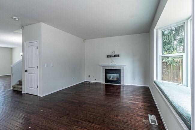 Building Photo - Beautiful home near Clark Lake Park!