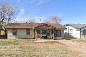 Building Photo - 966 N La Salle Dr