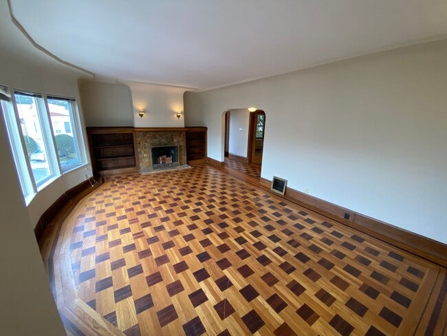 Building Photo - Epic REA - Spacious Light-filled Corner House 4BD/ 2BA