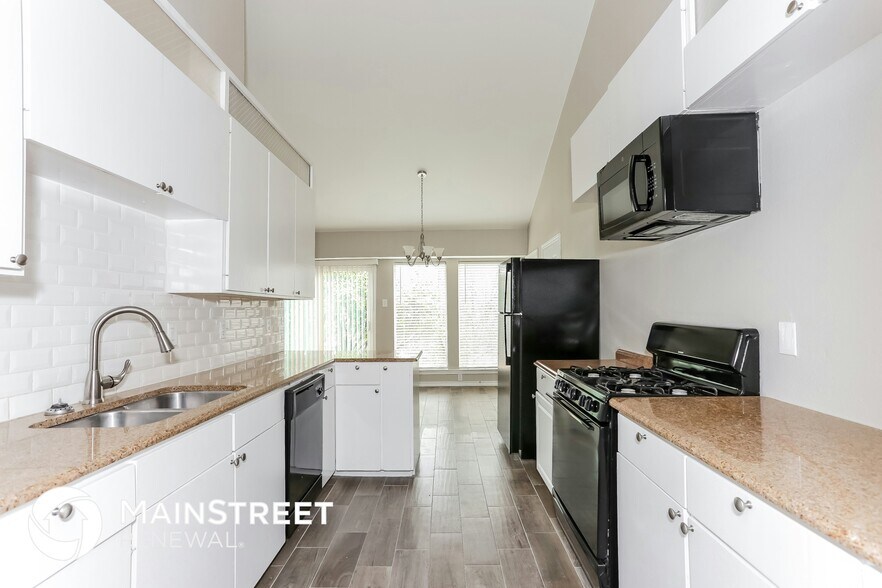 Building Photo - 1818 Knob Hill Dr