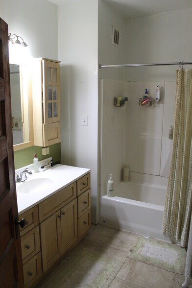 Building Photo - 1916 N Bartlett Ave