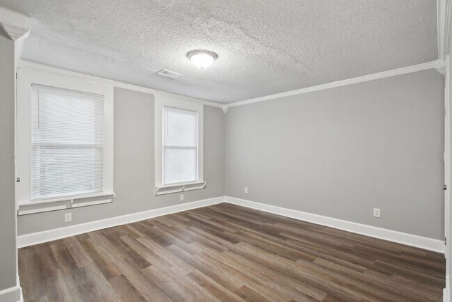 Building Photo - 3BR/2BA Downtown House Walking Distance to...