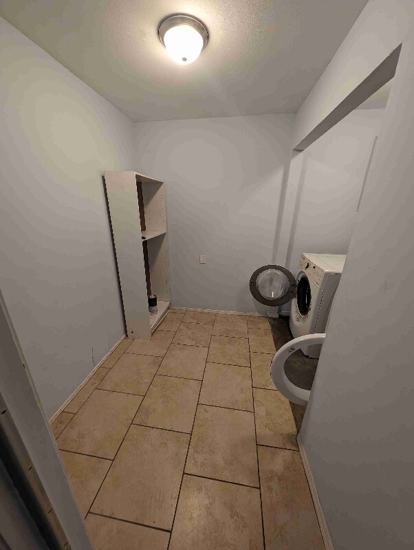 Building Photo - 339 W Bedford Ave