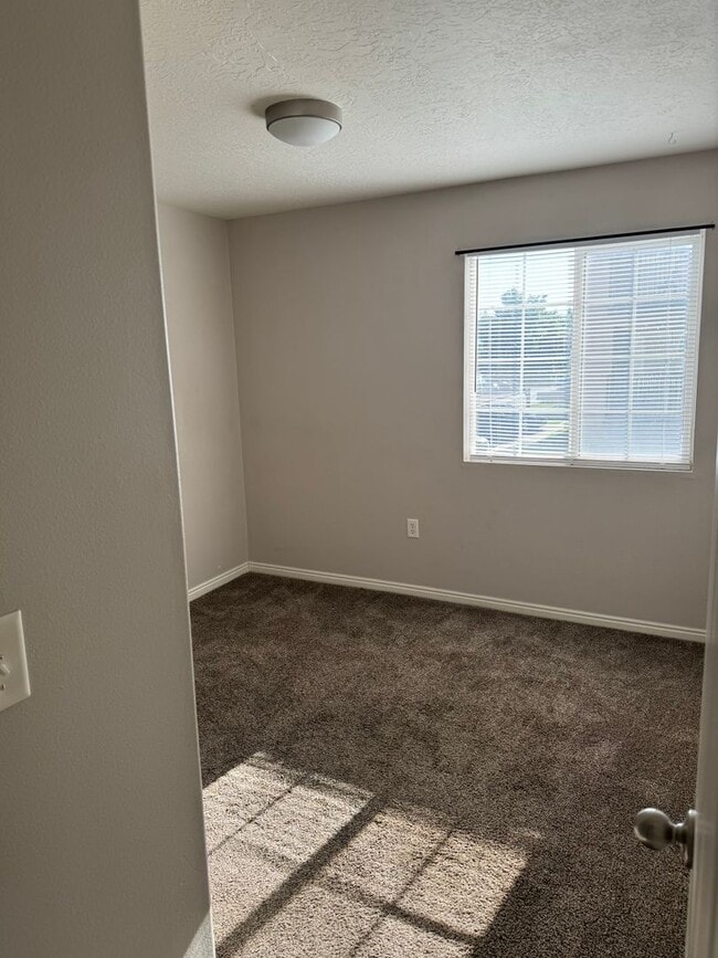Building Photo - 3 bed 2 bath apartment