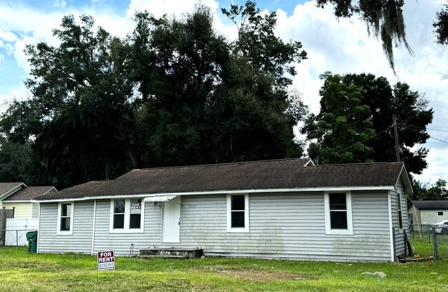 Building Photo - Beautifully Remodeled Zephyrhills 3BR/2BA ...