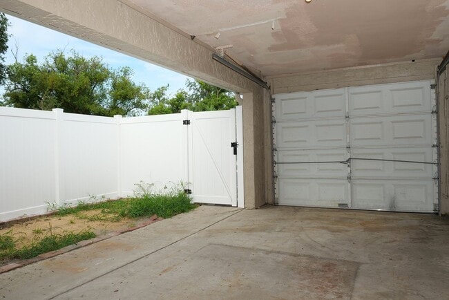 Building Photo - Desirable Maitland townhome