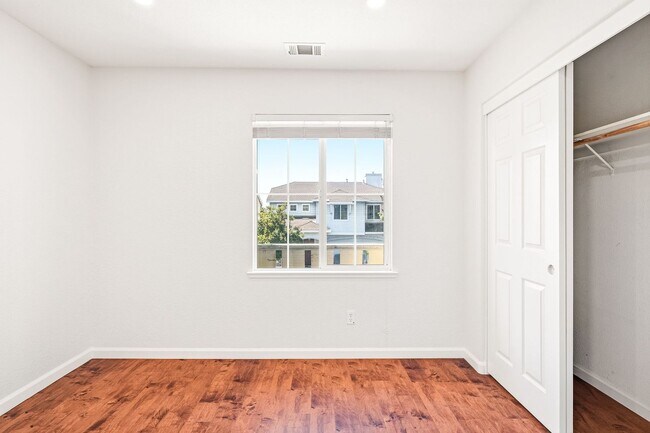 Building Photo - Beautiful single 4 Bed, 2.5 Bath Family Home in Quiet Neighborhood!