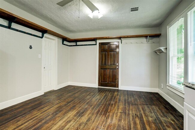 Building Photo - 523 E Mulberry St