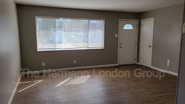 Building Photo - 227 Meadowcrest Dr