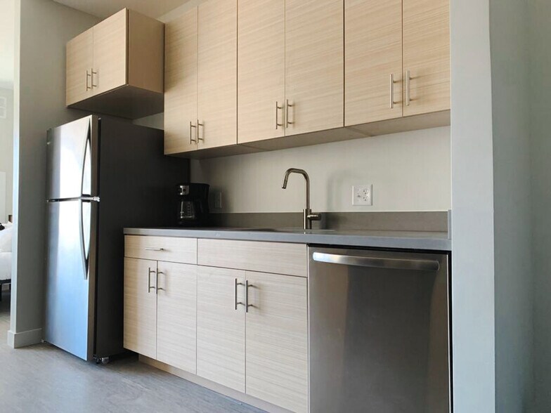 Building Photo - 2530 University Ave