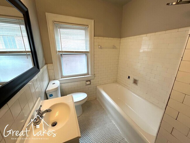 Building Photo - 2531 Pingree St