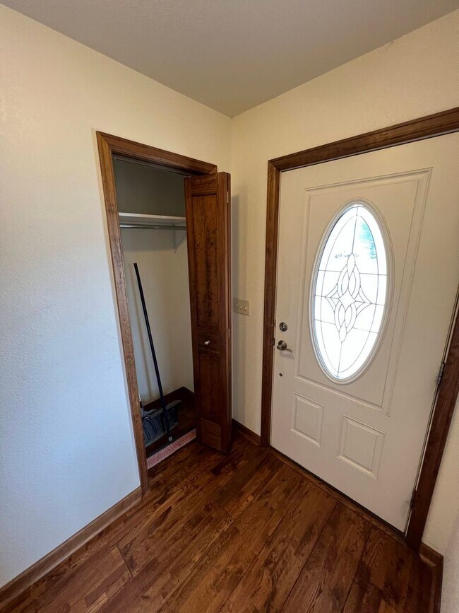 Building Photo - 409 S Broadway Ave